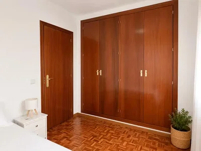 Slaapkamer; houten vloer, natuurlijk licht