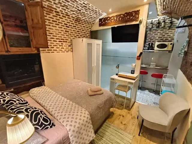 Schlafzimmer; holzboden, tageslicht