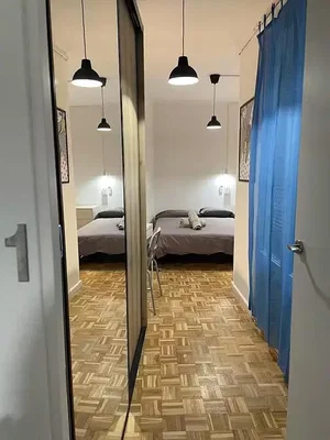 Camera da letto; pavimento in legno, luce naturale