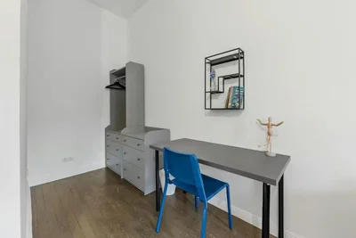 Camera da letto; pavimento in legno, luce naturale