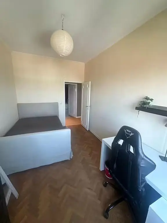Camera da letto; pavimento in legno, luce naturale