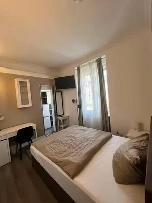 Spavaća soba; prirodna svjetlost, drveni pod