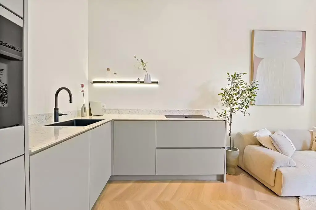 مطبخ; أجهزة المطبخ, أرضية خشبية, ضوء طبيعي, أسلوب عصري