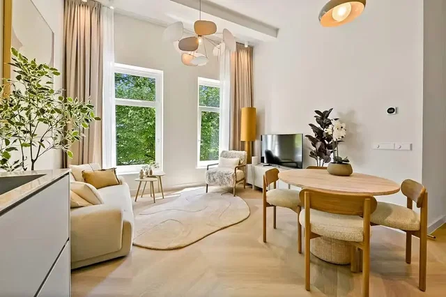 Soggiorno; luce naturale, stile moderno, pavimento in legno