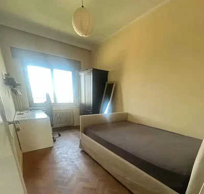 Camera da letto; luce naturale, pavimento in legno
