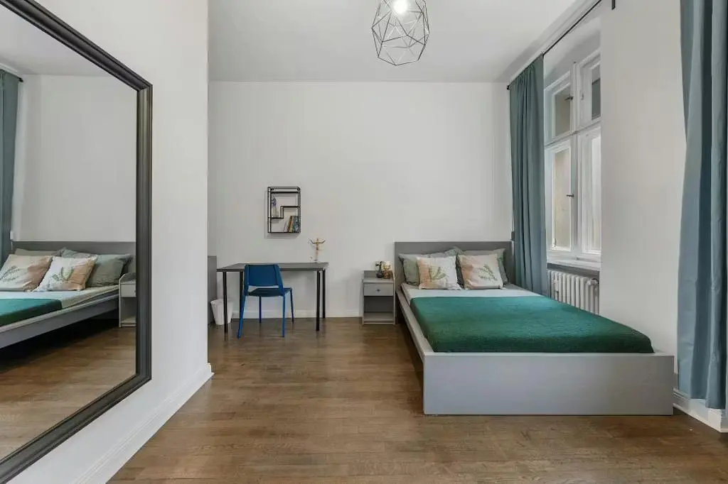 Camera da letto; pavimento in legno, luce naturale