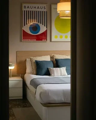Camera da letto; stile moderno, luce naturale, travi in legno
