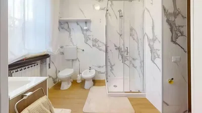 Bagno; luce naturale, pavimento in piastrelle