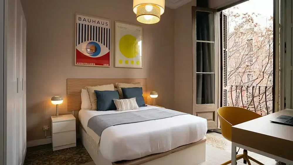 Camera da letto; luce naturale, stile moderno