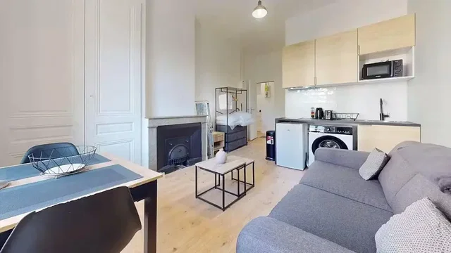 Soggiorno; pavimento in legno, camino, luce naturale, stile moderno