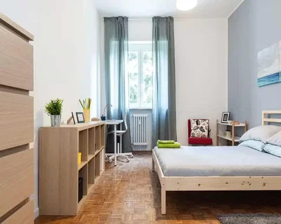 Spálňa; prirodzené svetlo, drevená podlaha, moderný štýl