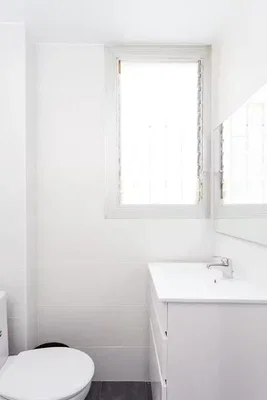 Toilettes; lumière naturelle, carrelage