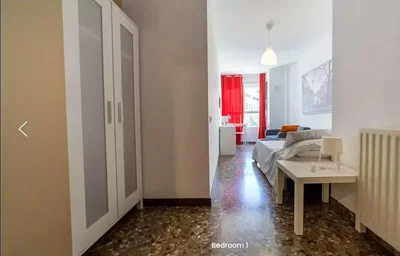 Camera da letto; luce naturale, pavimento in piastrelle
