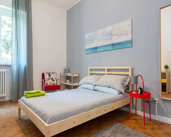 Camera da letto; luce naturale, pavimento in legno