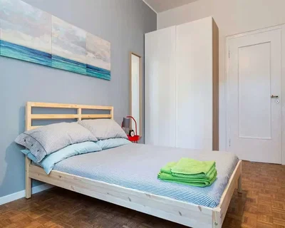 Camera da letto; pavimento in legno, luce naturale