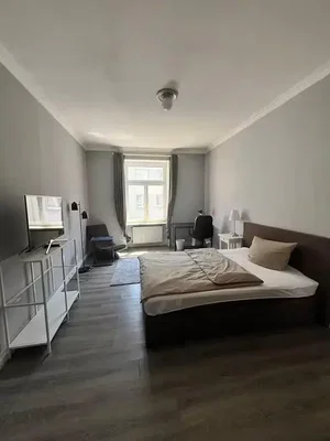 Camera da letto; pavimento in legno, luce naturale