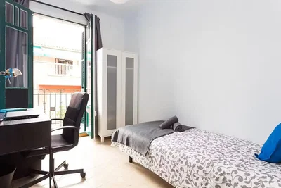 Chambre; lumière naturelle, parquet