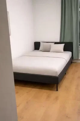 Υπνοδωμάτιο; ξύλινο πάτωμα, φυσικό φως