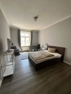 Camera da letto; pavimento in legno, luce naturale