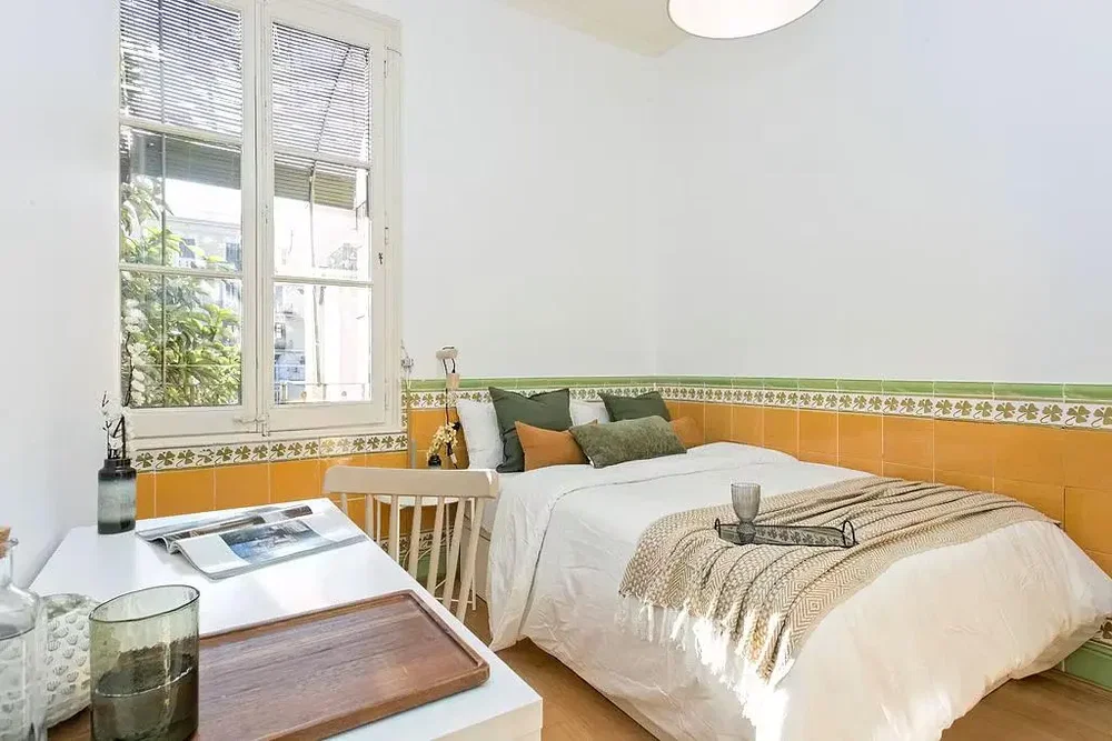 Camera da letto; luce naturale, stile rustico, pavimento in legno