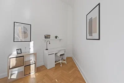 Woonkamer; houten vloer, natuurlijk licht, moderne stijl