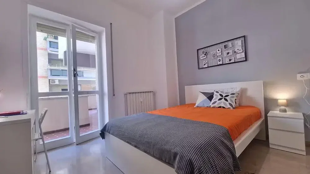 Schlafzimmer; tageslicht, holzboden