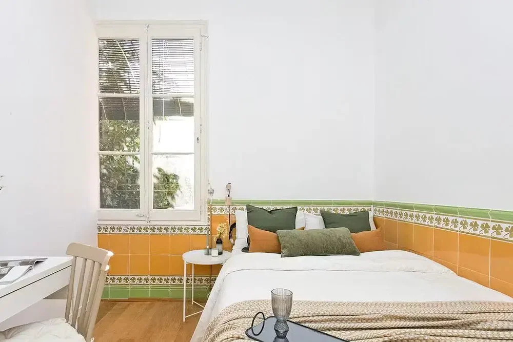 Camera da letto; luce naturale, pavimento in legno
