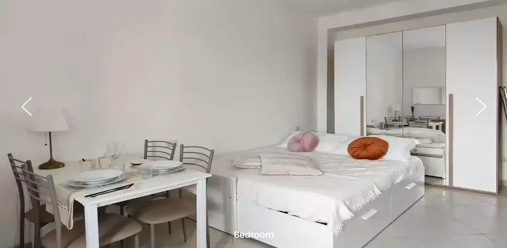 Camera da letto; pavimento in piastrelle, luce naturale