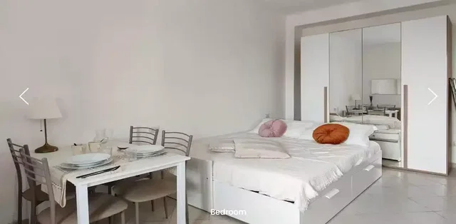 Camera da letto; pavimento in piastrelle, luce naturale