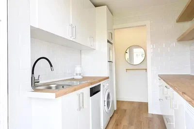 Cucina; elettrodomestici, pavimento in legno, luce naturale, stile moderno