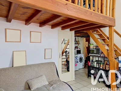 Wohnzimmer; fliesenboden, holzbalken, tageslicht