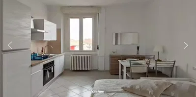 Cucina; elettrodomestici, pavimento in piastrelle, luce naturale