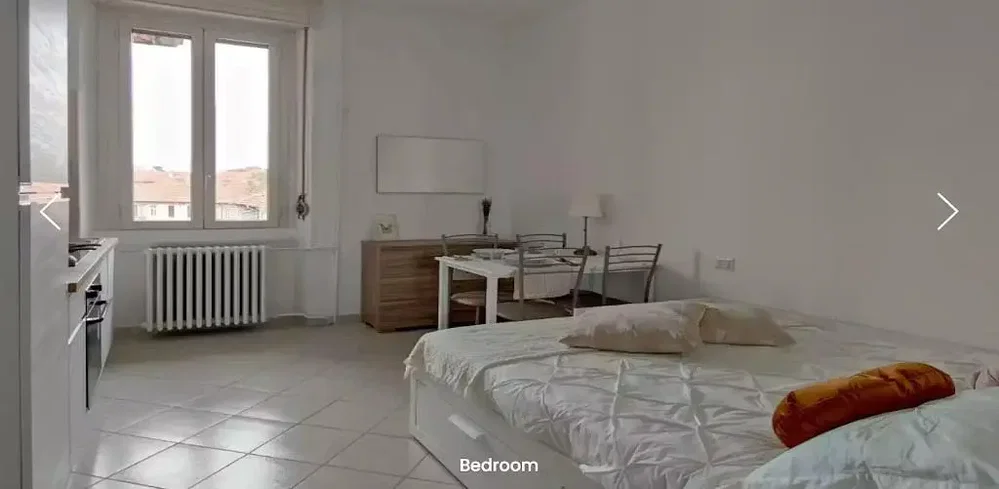 Camera da letto; luce naturale, pavimento in piastrelle