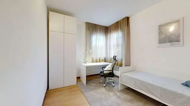 Camera da letto; pavimento in legno, luce naturale