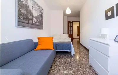 Camera da letto; pavimento in piastrelle, luce naturale