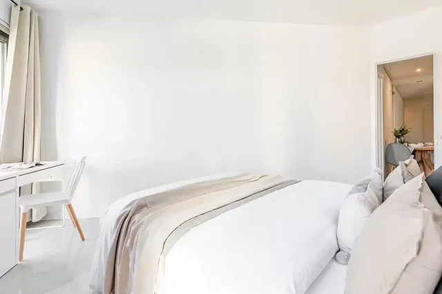 Slaapkamer; natuurlijk licht, moderne stijl, tegelvloer