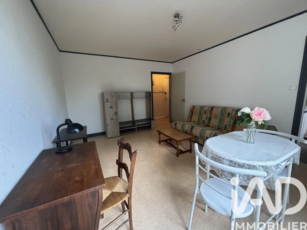 Wohnzimmer; holzboden, fliesenboden, renovierungsbedürftig, tageslicht, rustikaler stil