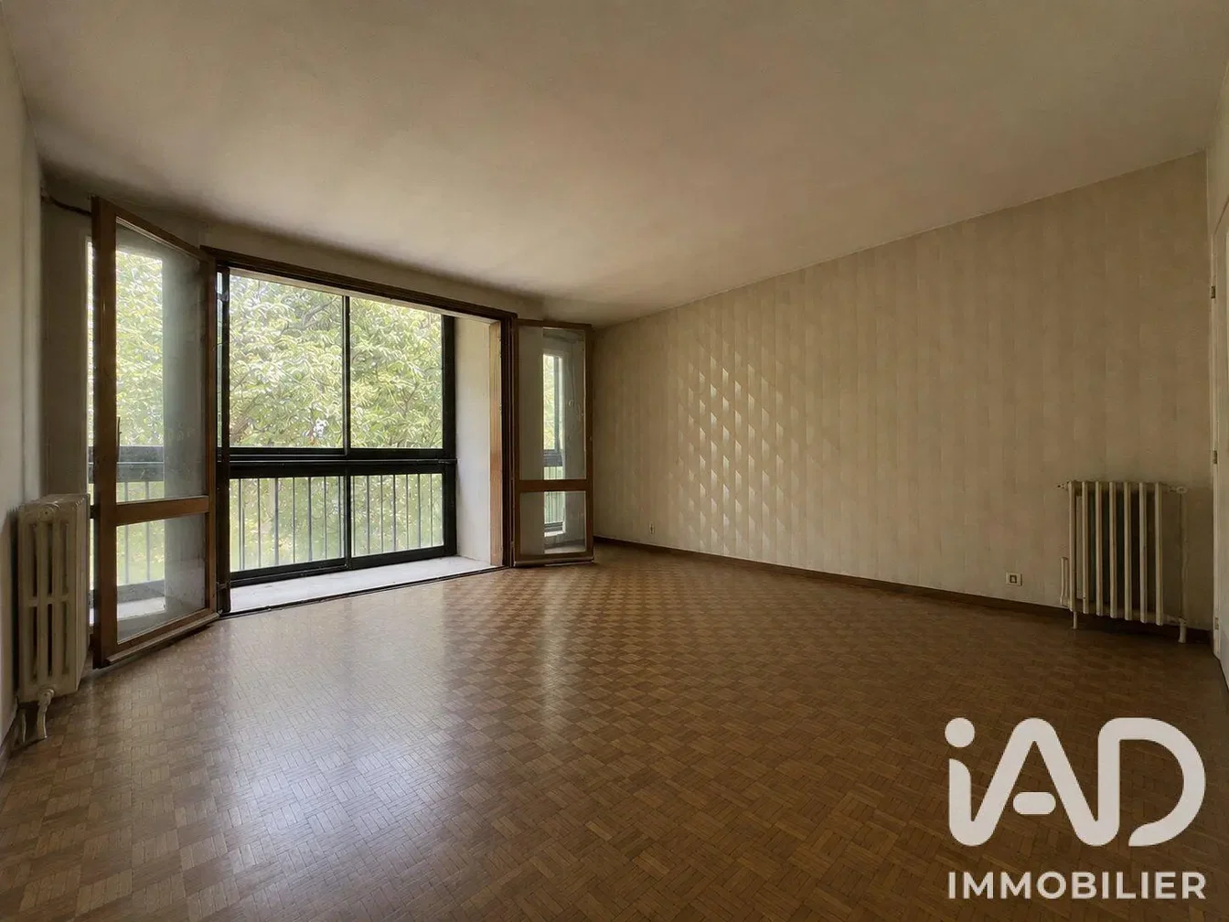 Salon; lumière naturelle, parquet, carrelage