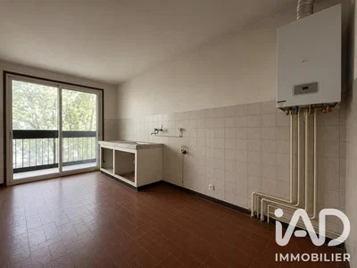 Cuisine; carrelage, chauffe-eau, lumière naturelle