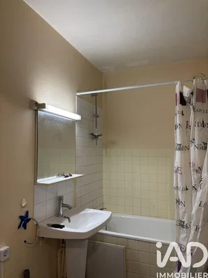 Badezimmer; fliesenboden, renovierungsbedürftig, tageslicht