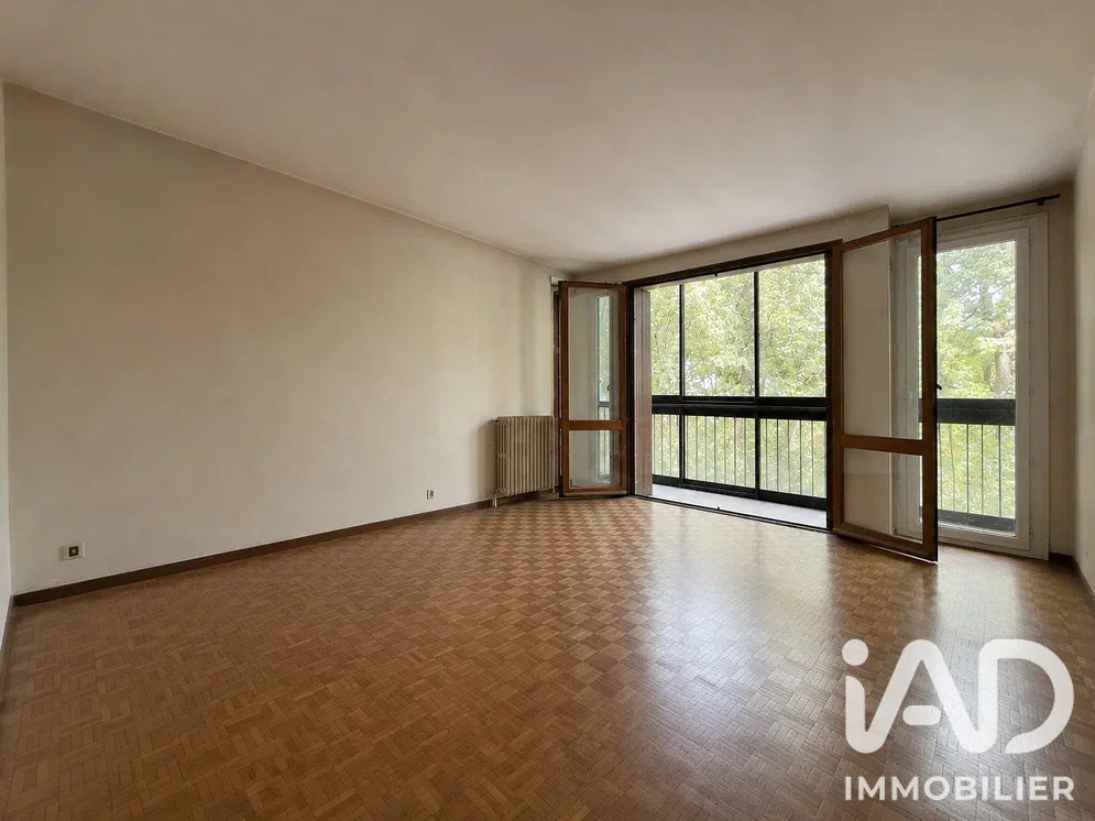 Salon; parquet, lumière naturelle, vue