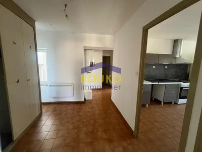Autre; carrelage, nécessite rénovation, lumière naturelle