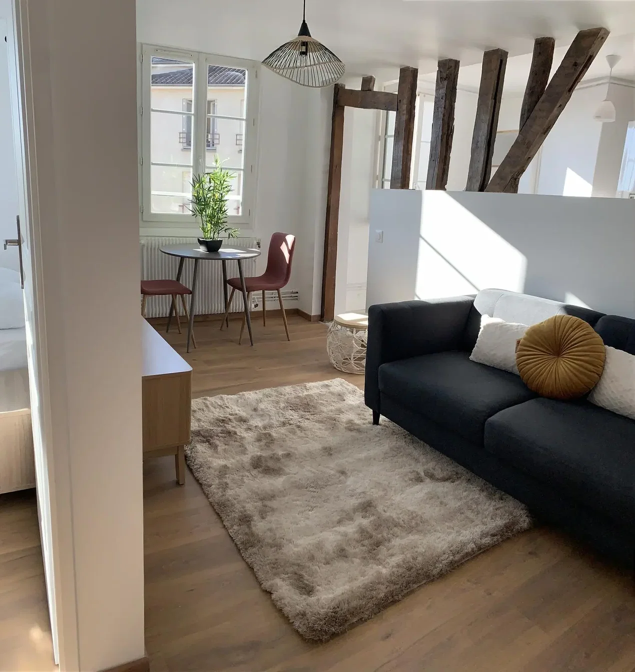 Wohnzimmer; tageslicht, holzboden