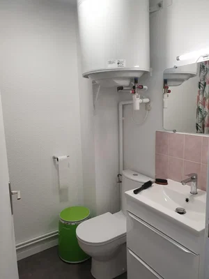 Toilette; fliesenboden, warmwasserbereiter