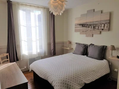 Chambre; lumière naturelle, parquet