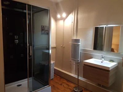 Salle de bain; parquet, lumière naturelle