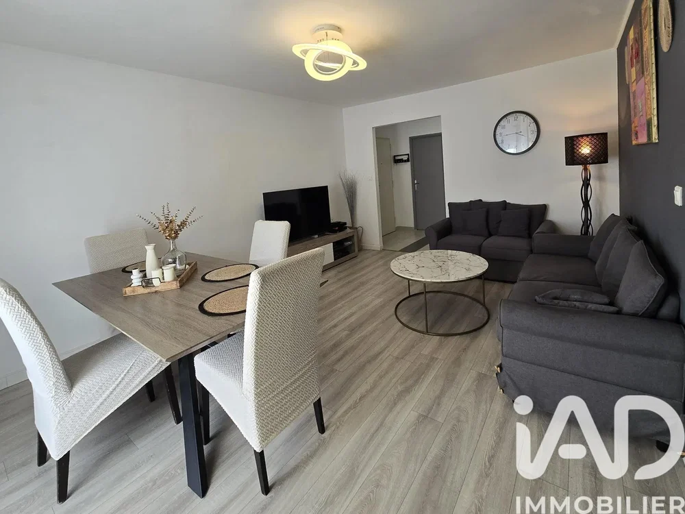 Salon; parquet, lumière naturelle, style moderne