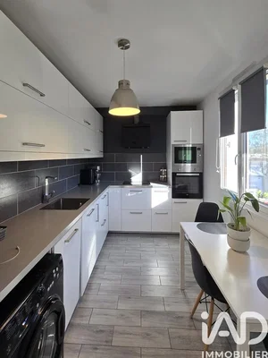 Cuisine; électroménager, carrelage, lumière naturelle