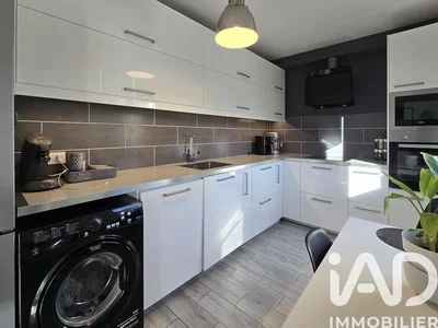 Cuisine; électroménager, carrelage, lumière naturelle, style moderne