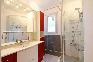 Badezimmer; fliesenboden, tageslicht